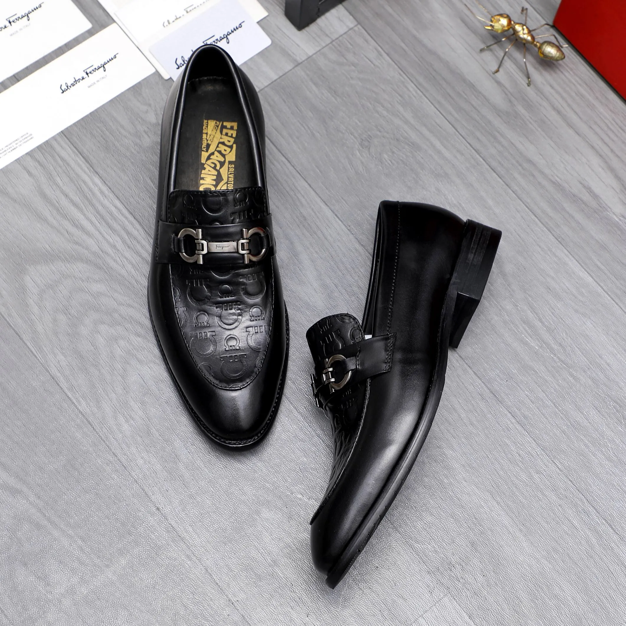 Men's shoes 💰480 Product trademark: Ferragamo " Ferragamo ] Business slip-on leather shoes Regular size: 39-44 Product materials: Selected high-quality embossed cowhide upper, cowhide lining, original outsole